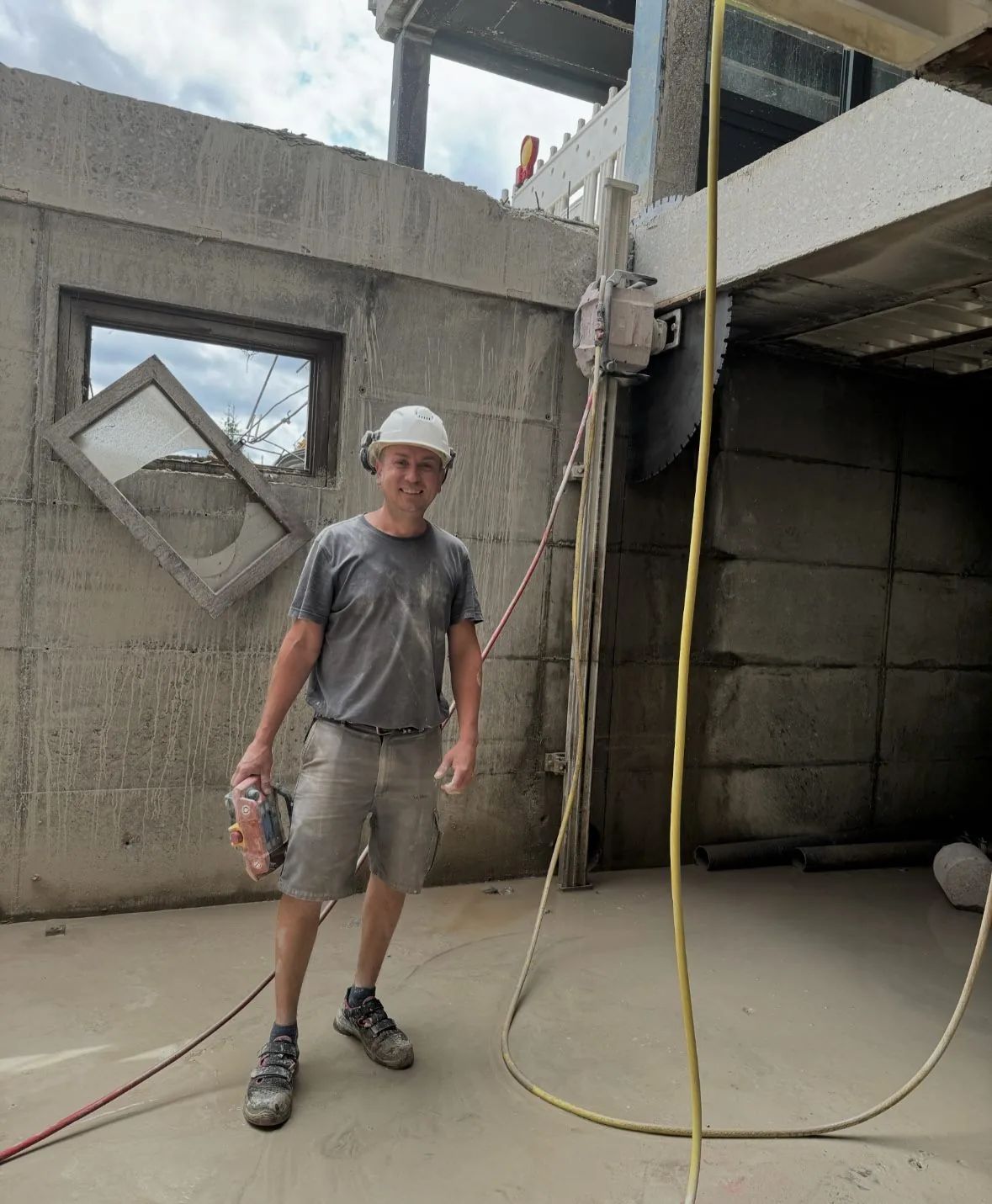 Waldemar Meier an der Wandsäge auf der Baustelle