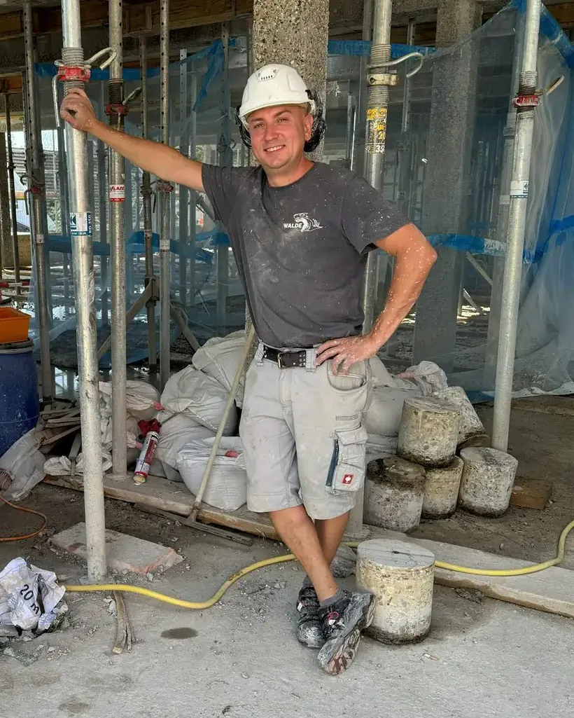 Inhaber Waldemar Meier auf einer Baustelle zwischen Deckenstützen und Bohrkernen