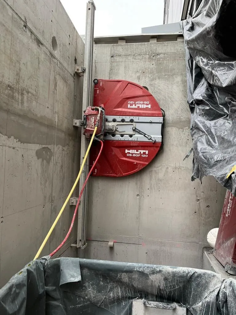 Wandsäge Hilti DS-BGF 120 im Einsatz an Betonwand