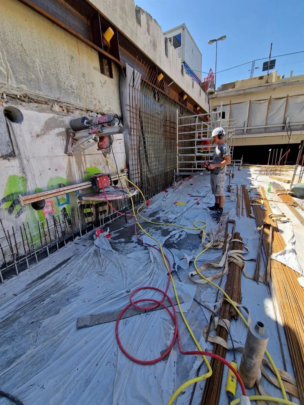 Baustelle mit Stützen und Hilti DS-BG 80 Wandsäge