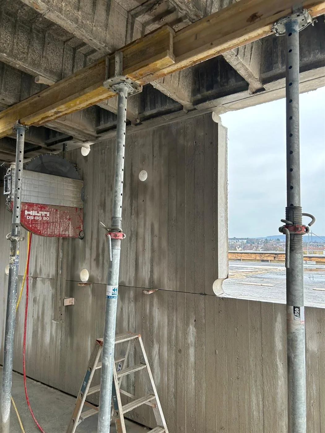 Betonschnitt mit Diamantsäge auf der Baustelle